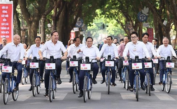 Vietnamese, Dutch PMs bike to explore Hanoi’s beauty hinh anh 2