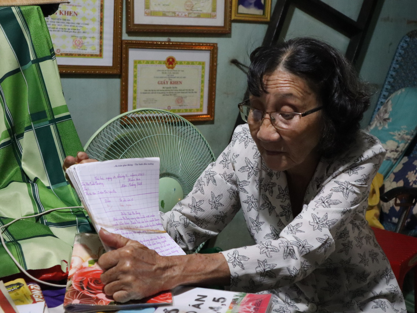 anh 3 ba nguyen thi ba cung bao boi la xap bai kiem tra cua hoc tro.jpg