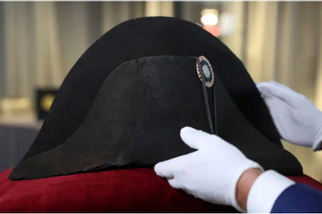 Chiếc mũ của Napoleon được bán với giá hơn 50 tỷ đồng