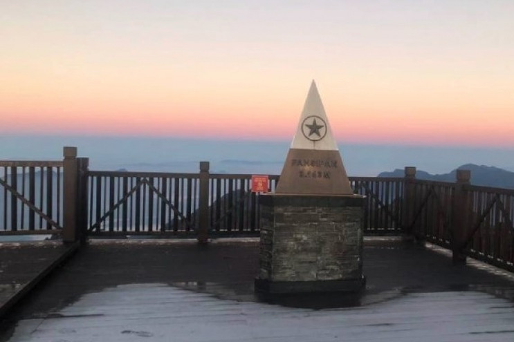 Fansipan peak covered in frost as temperatures plunge to zero