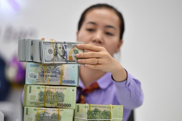 Giá USD ngân hàng lao dốc, về mốc 24.300 đồng