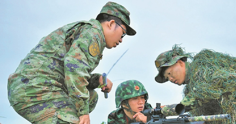 Binh sĩ Việt Nam (quân phục xanh nước biển) theo dõi thực hành thao tác cấp cứu. Ảnh: CCTV-7