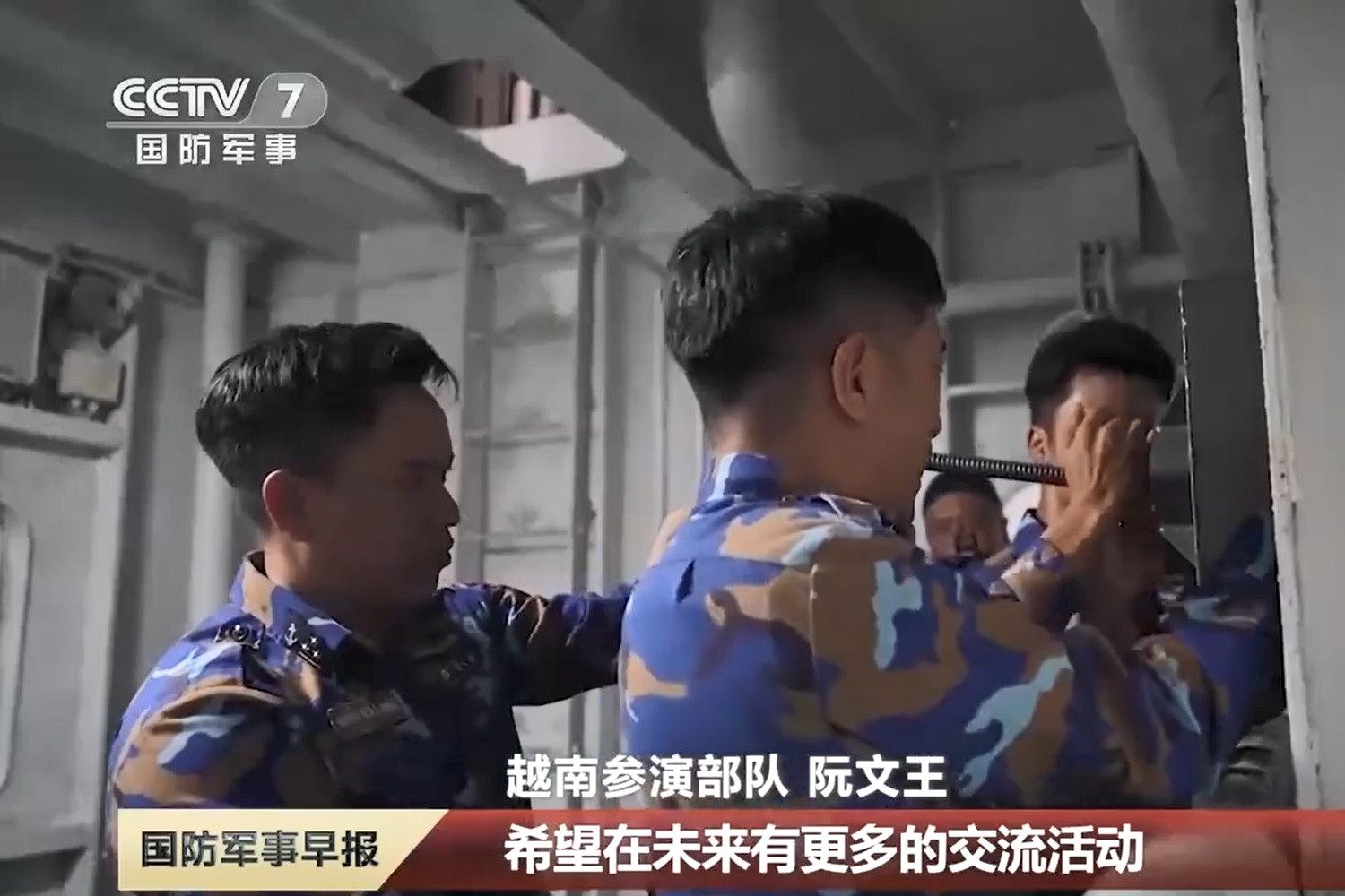 Binh sĩ Việt Nam tham gia mô phỏng nội dung chống chìm tàu. Ảnh: CCTV-7