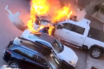 Người đàn ông mạo hiểm tính mạng để cứu ô tô thoát khỏi đám cháy