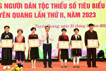 Trao bằng khen cho 27 người dân tộc thiểu số tiêu biểu tại Tuyên Quang