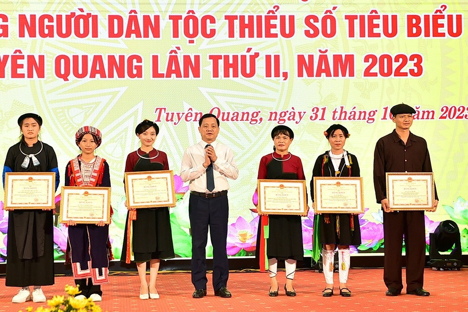 Trao bằng khen cho 27 người dân tộc thiểu số tiêu biểu tại Tuyên Quang