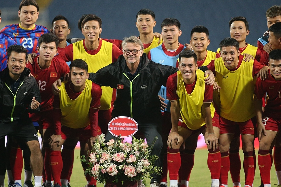 Tuyển Việt Nam có hành động ý nghĩa với HLV Philippe Troussier