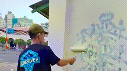 Thanh niên xịt sơn vẽ bậy trước chợ Bến Thành bị phạt tiền, buộc sơn lại tường