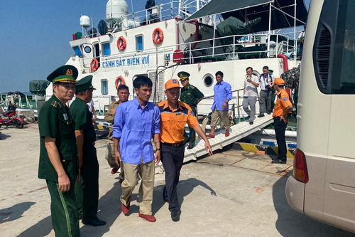 Đưa 14 ngư dân Bình Định gặp nạn trên biển vào bờ an toàn