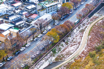 Hàn Quốc cuối mùa lá đỏ, tuyết bắt đầu phủ trắng
