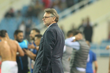 HLV Philippe Troussier chết lặng với bàn thua nghiệt ngã