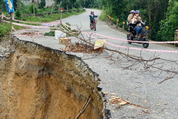 Hố 'tử thần' xuất hiện sau mưa lớn, lấn sâu vào đường liên huyện ở Hà Tĩnh