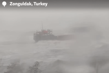 Khoảnh khắc tàu chở hàng vỡ làm đôi do bão lớn ở Thổ Nhĩ Kỳ