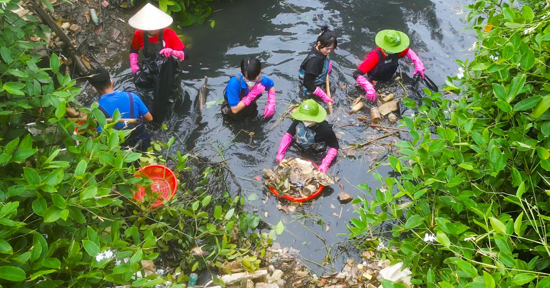 Nhiều bạn trẻ 'ngâm mình' hàng giờ liền, dọn rác kênh rạch ô nhiễm ở ...