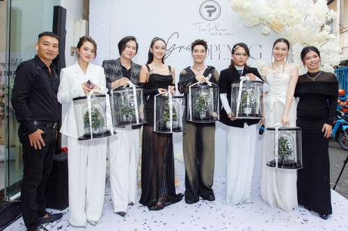 Sao Việt rạng rỡ mừng khai trương showroom Vải Tân Phước