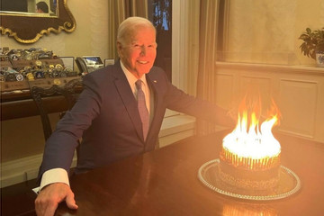 Tổng thống Mỹ mừng sinh nhật 81 tuổi với chiếc bánh rực lửa