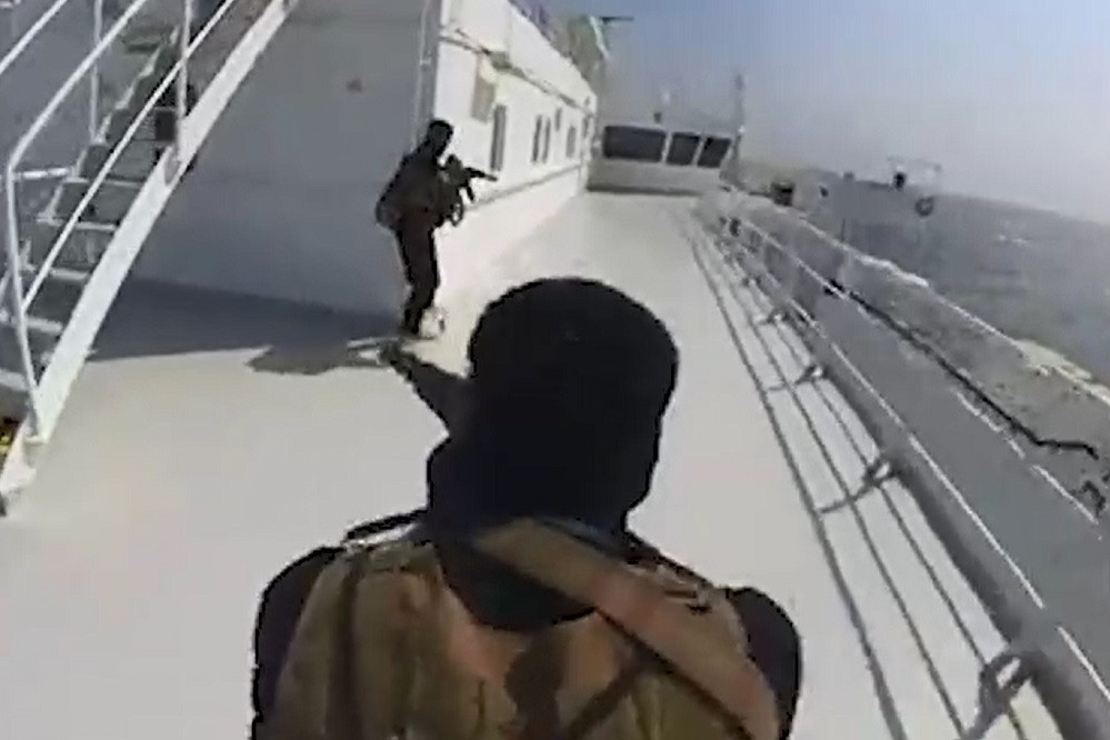 Video del gruppo armato Houthi che sequestra una nave mercantile nel Mar Rosso