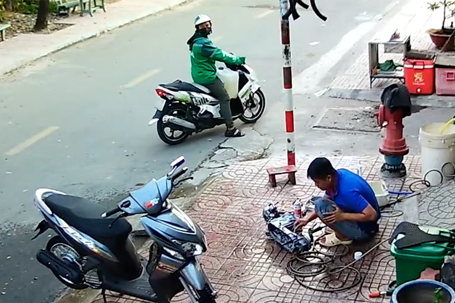 Vụ phóng hỏa 3 người chết ở TP.HCM: Nghi can chở can xăng lớn đến gây án
