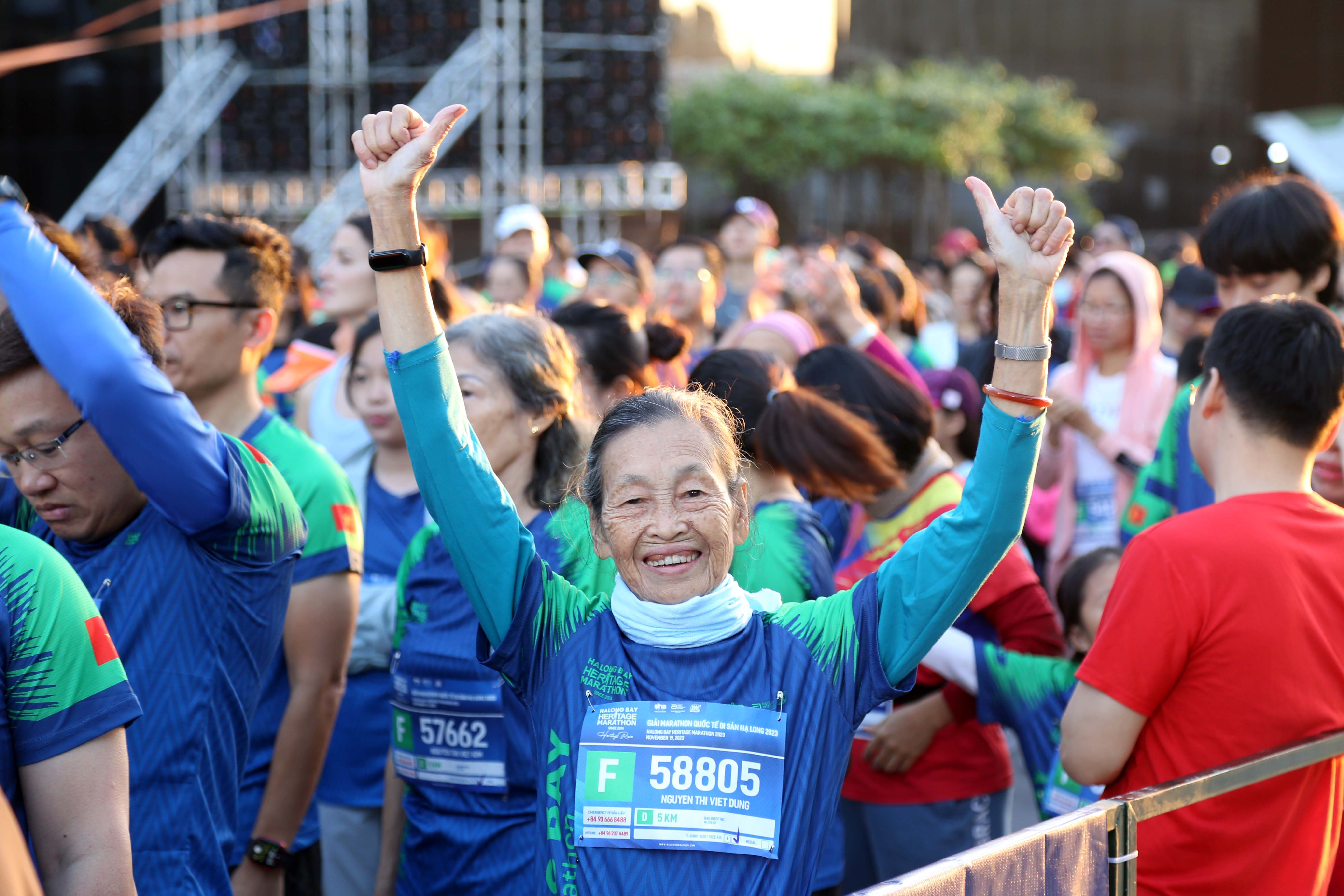 Cụ bà 83 tuổi ở Quảng Ninh mỗi ngày chạy 10km 'đều như vắt tranh'