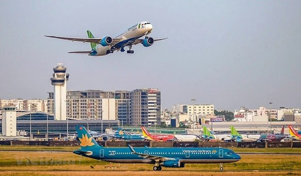 Revenue on the upswing but turbulence ahead for airlines hinh anh 1