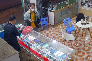 Thua đánh bạc 700 triệu đồng, thanh niên vào tiệm điện thoại cướp iPhone