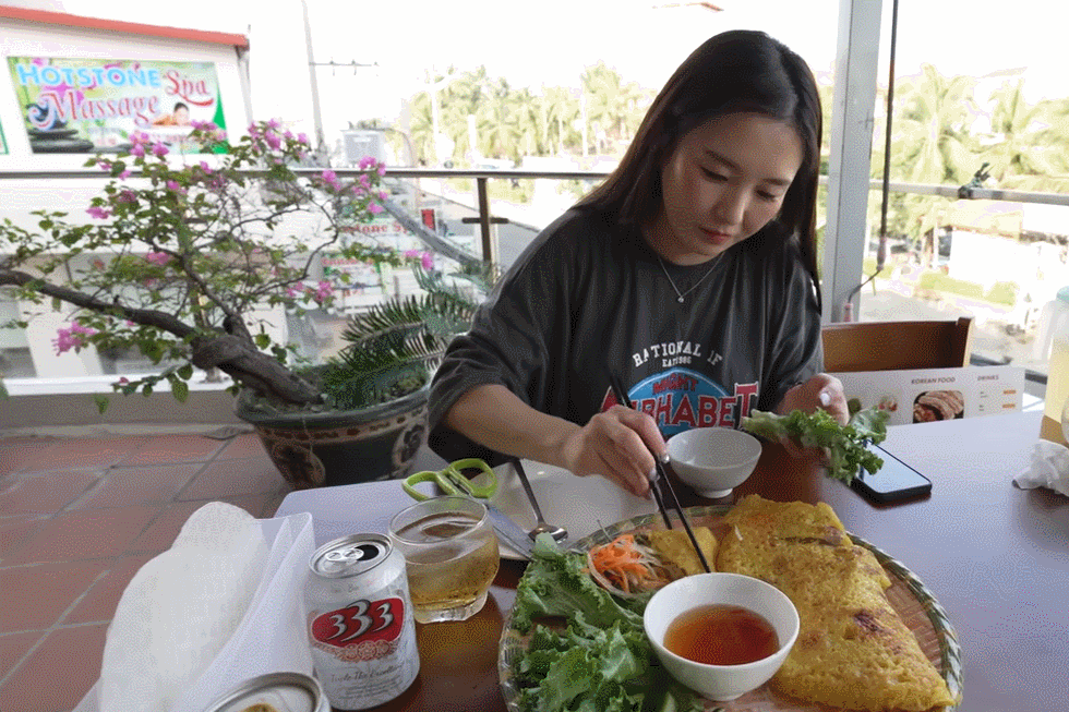 YouTuber triệu view Hàn Quốc mê tour sa mạc Mũi Né, say sưa thưởng thức bánh xèo