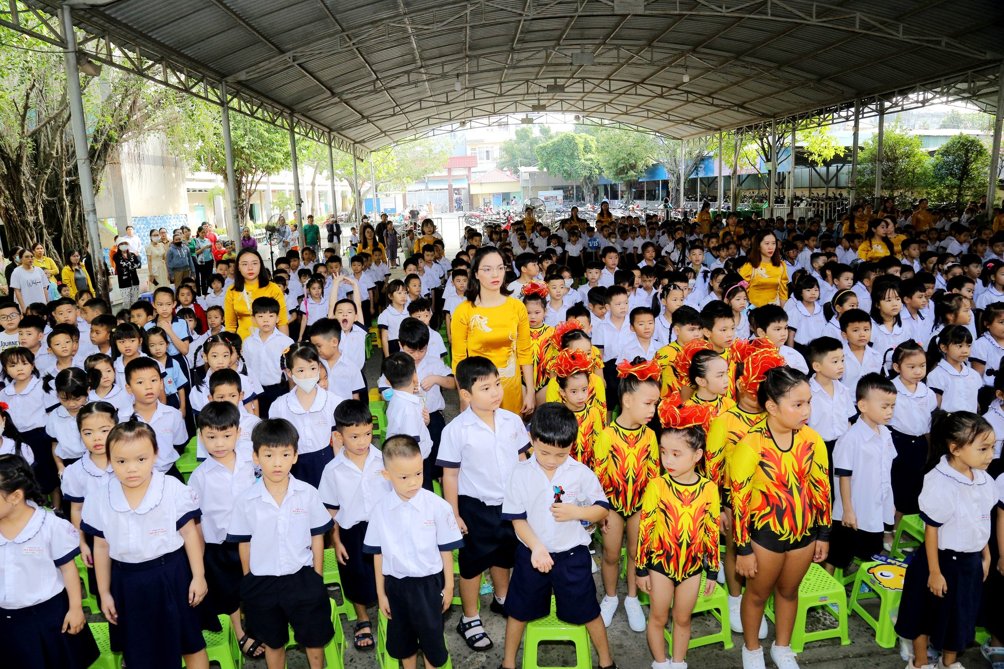 Xuất hiện người lạ tiếp cận cho tiền học sinh, trường ra cảnh báo khẩn