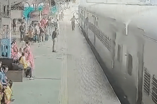 Người đàn ông may mắn thoát nạn khi nhảy lên đoàn tàu đang rời ga