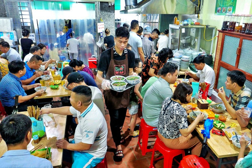 Quán phở đông bậc nhất Hà Nội, khách phố cổ đi hàng chục cây số, xếp hàng chờ ăn