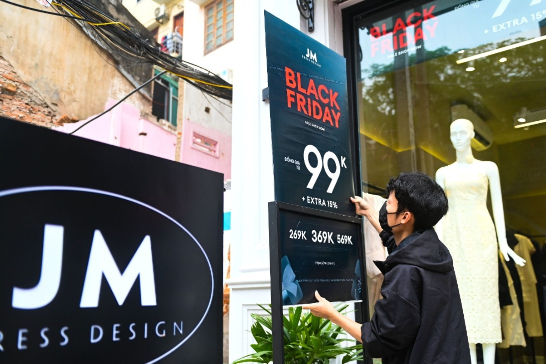Trước Black Friday, tiệm thời trang ồ ạt giảm giá hàng tồn kho, lỗi mốt