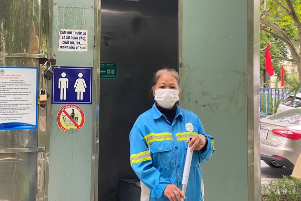 Túi đồ cô gái để trước nhà vệ sinh ở Hà Nội khiến nữ công nhân run sợ