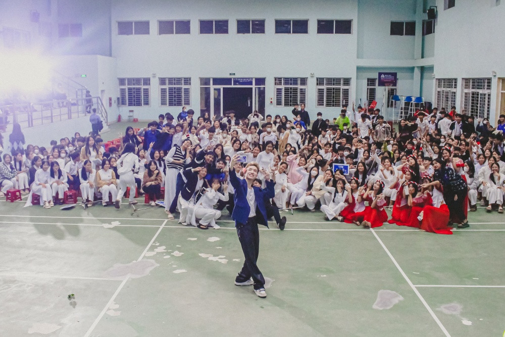 3 chup anh cang thay co hoc sinh 7.jpg