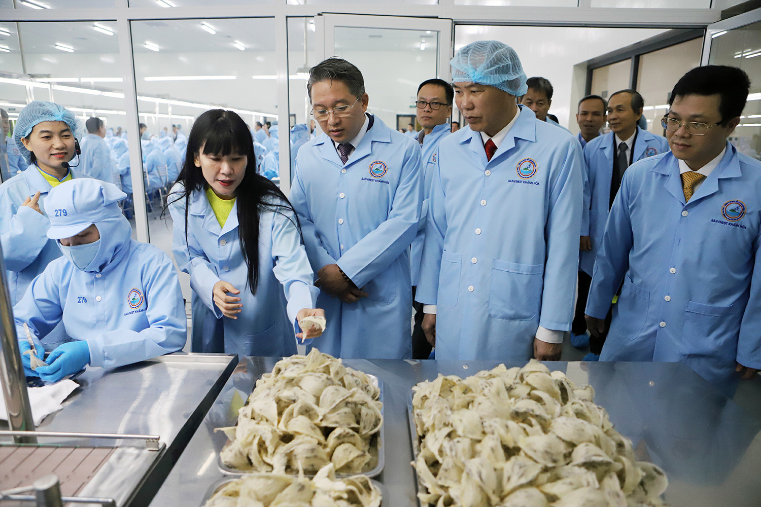 5 thu truong bo nong nghiep va phat trien nong thon phung duc tien cung lanh dao tinh khanh hoa va dai dien cong ty khao sat nha may che bien yen.jpg