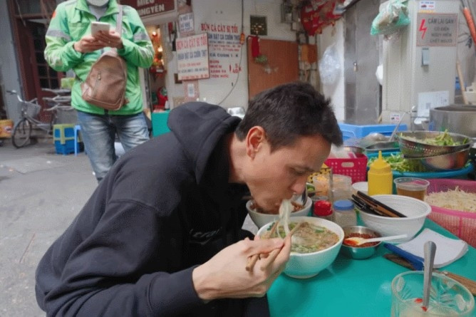 American diner loves Hanoi’s meat and fish rolls with noodle soup