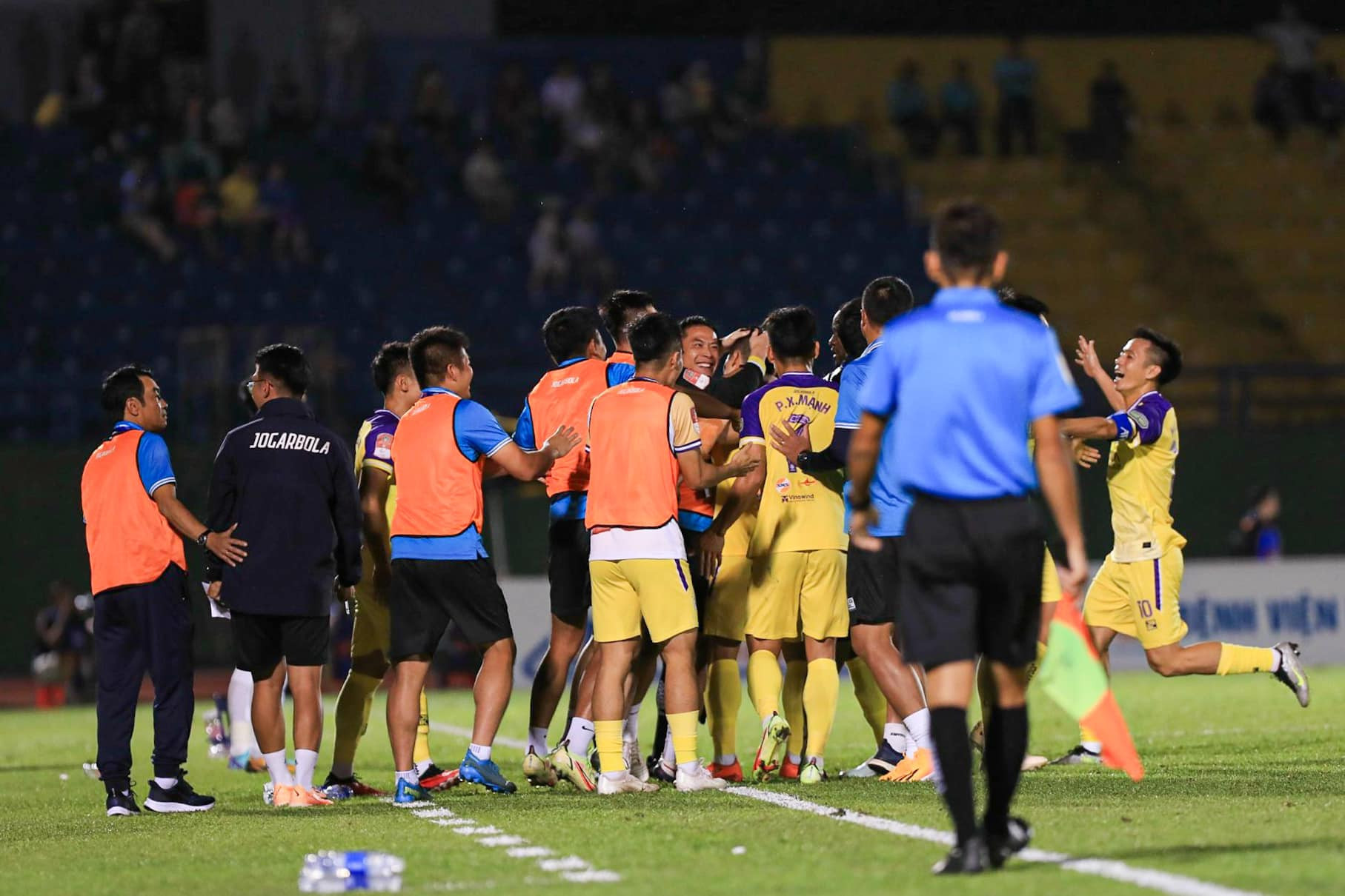 binh duong ha noi fc 2.jpg