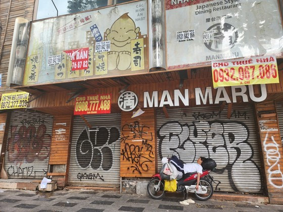 For the past two years, a property with dual frontage at the intersection of Ly Tu Trong and Truong Dinh (District 1) has remained vacant despite being advertised for rent. ảnh 5