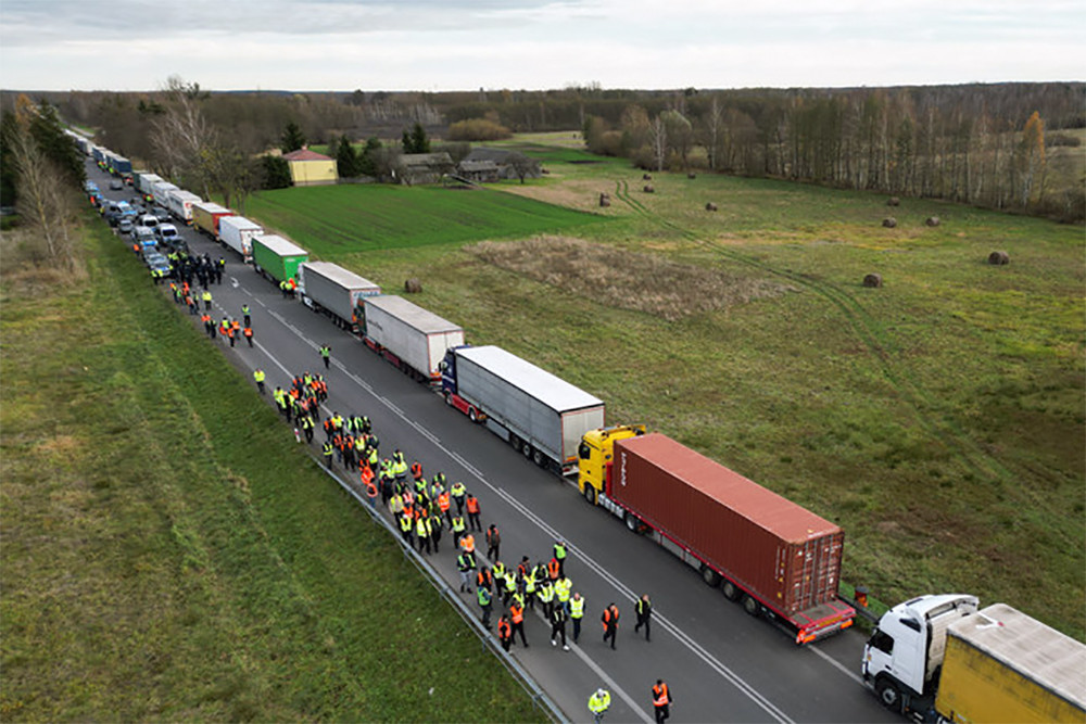 tai xe ba lan phong toa bien gioi.jpg