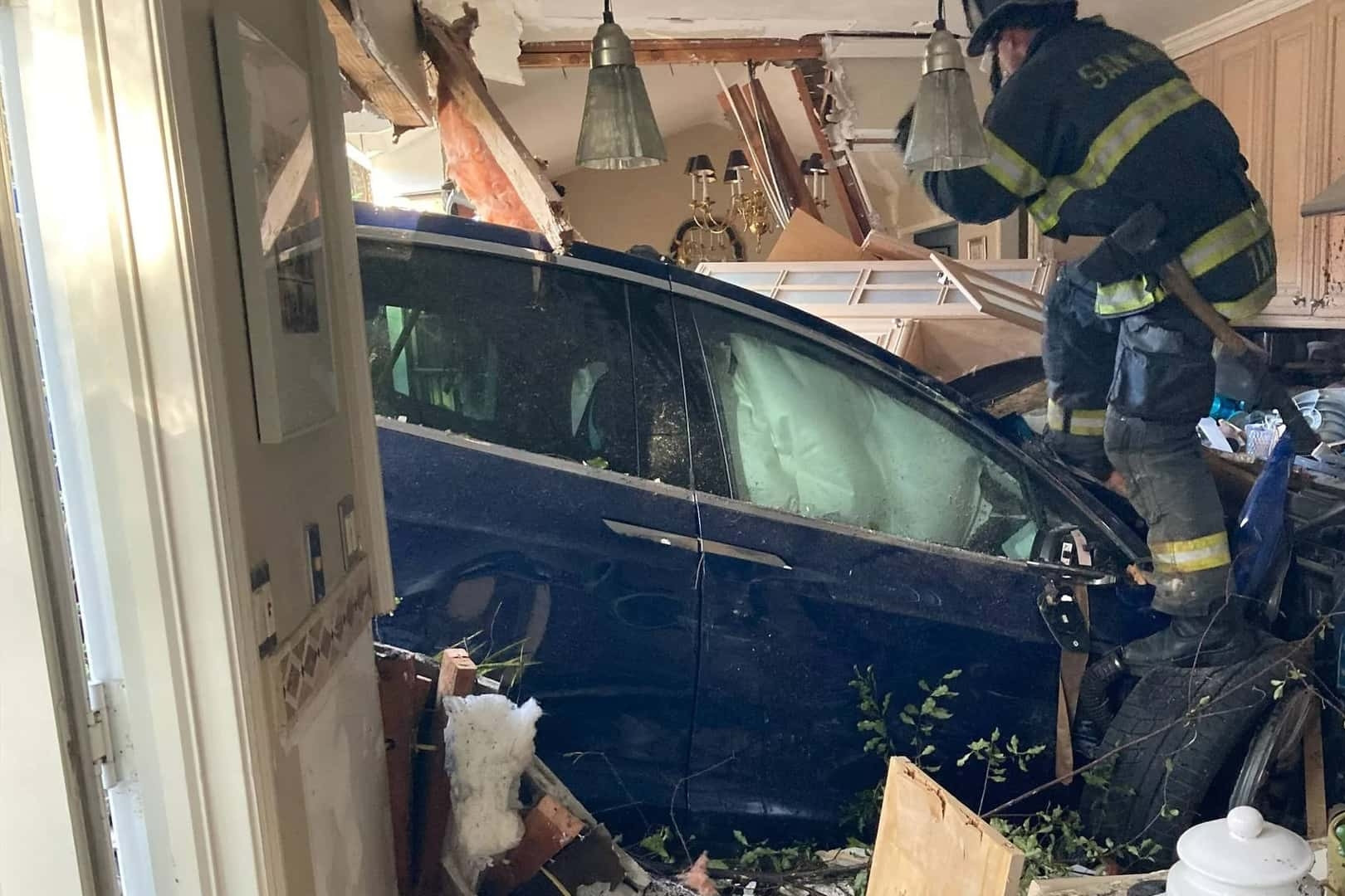 Tài xế và con gái thoát nạn ngoạn mục khi ô tô