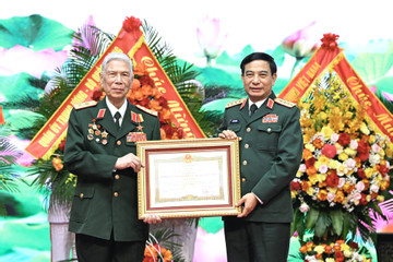 Trung tướng Đặng Quân Thụy nhận danh hiệu Anh hùng Lực lượng vũ trang nhân dân
