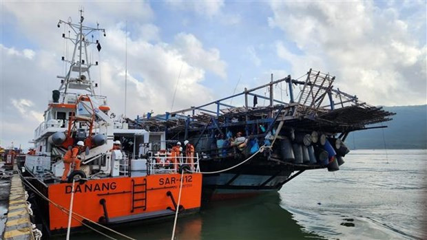 39 fishermen on damaged boat brought to safety hinh anh 1