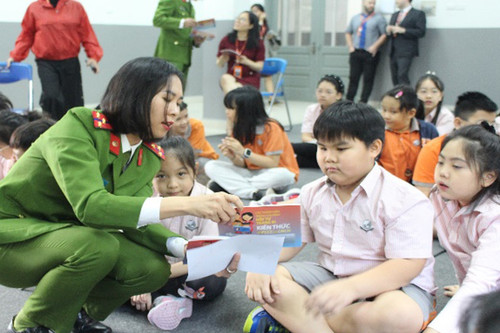 Hà Nội: Tuyên truyền PCCC cho hơn 200 học sinh, giáo viên