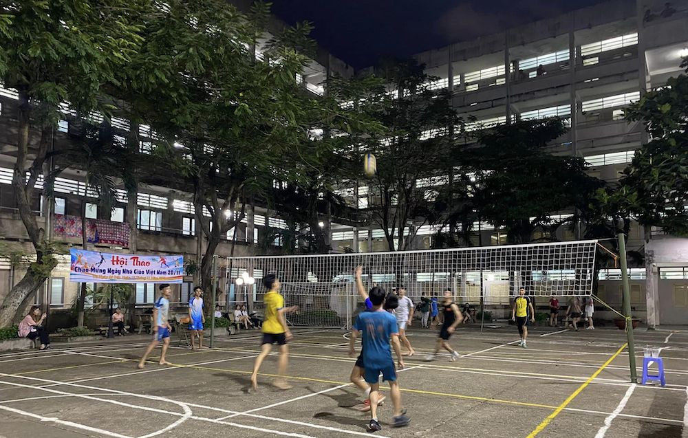 Tranh cãi việc ký túc xá cấm sinh viên nằm nệm