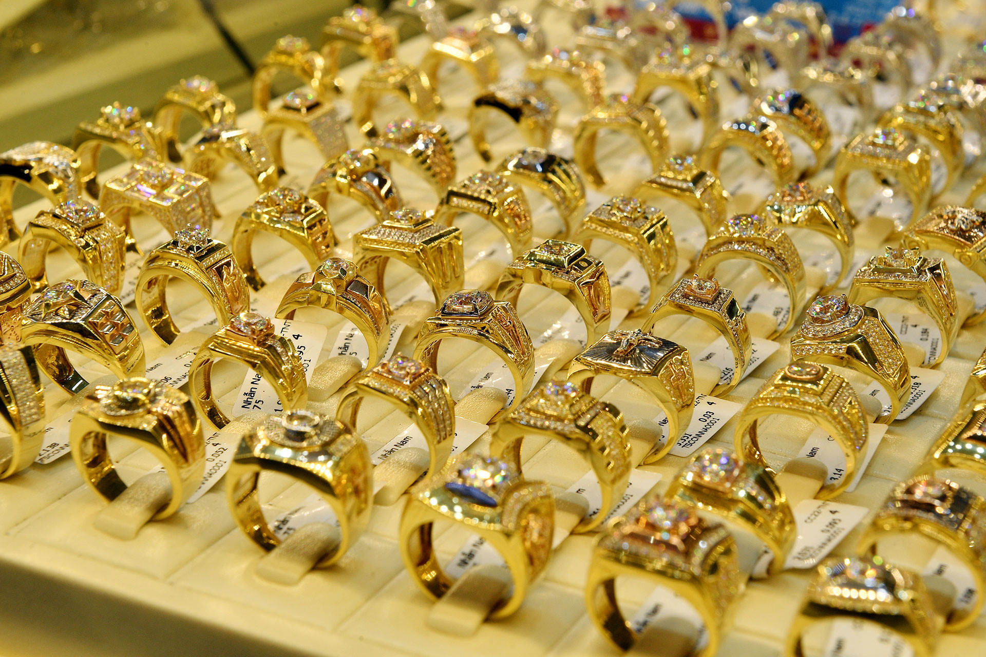 vang nhan hoang ha 1 1378 1194 1236.jpg