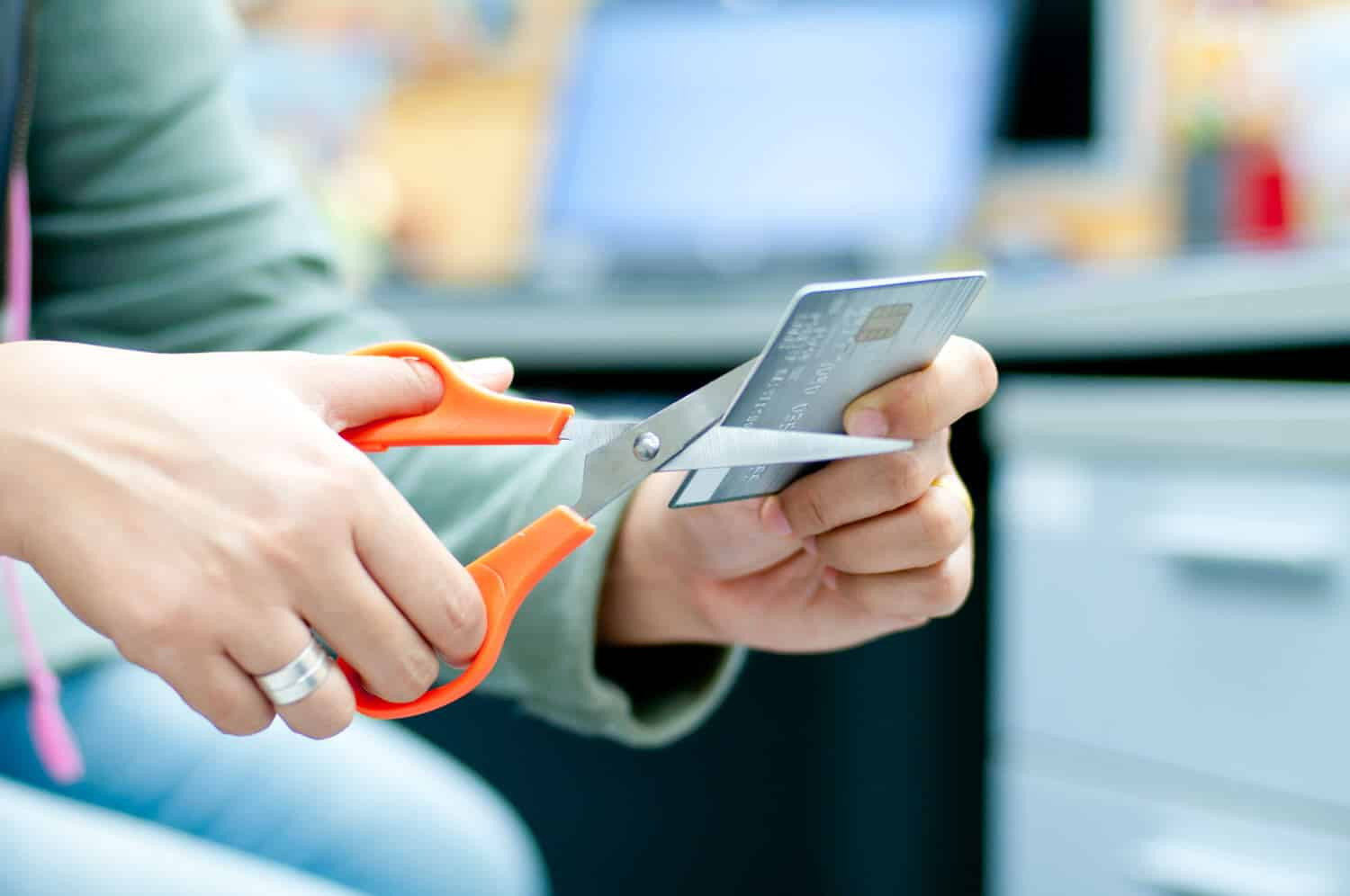 Tôi đã hạn chế thói quen mua sắm bốc đồng trong 1 tháng và cắt giảm một nửa hóa đơn thẻ tín dụng chỉ bằng vài cách đơn giản này - Ảnh 4.