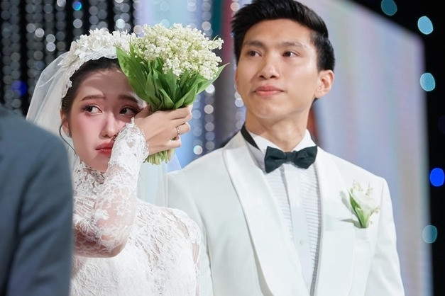 Doãn Hải My liên tục khóc vì xúc động trong lễ cưới