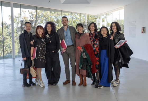 Artist, designer Tia-Thuy Nguyen (3rd, L) ảnh 14