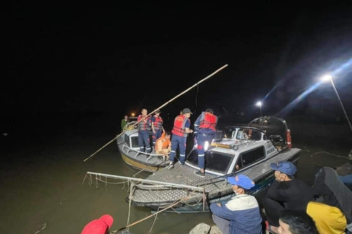 2 học sinh trượt chân ngã xuống sông ở Nam Định mất tích