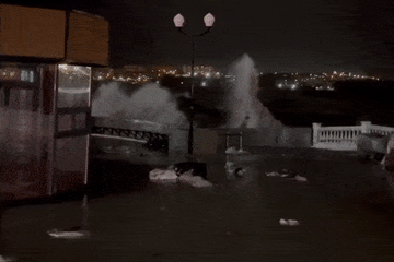 Bán đảo Crưm ngập chìm trong nước vì bão lớn