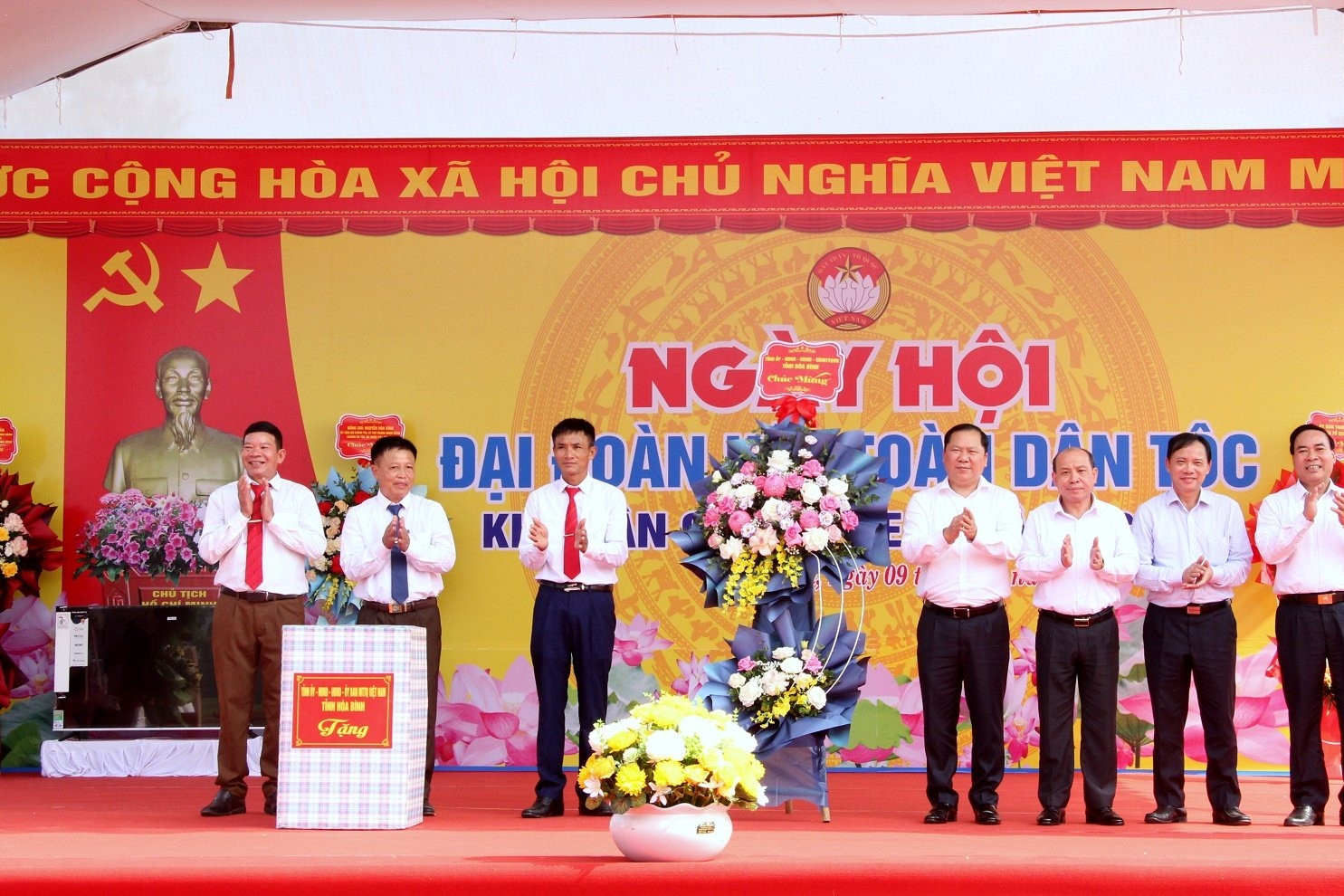 Chánh án TANDTC Nguyễn Hòa Bình dự Ngày hội Đại đoàn kết toàn dân tộc ở Hòa Bình