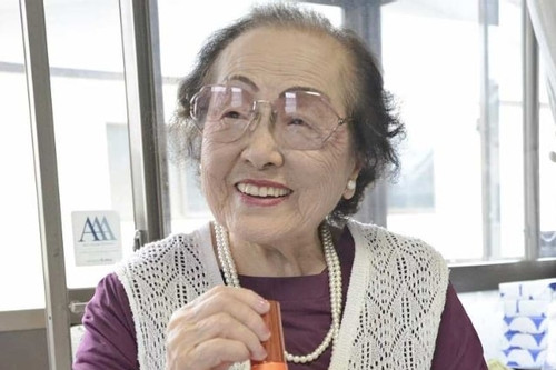Cụ bà 100 tuổi vẫn chăm chỉ đi tư vấn sắc đẹp